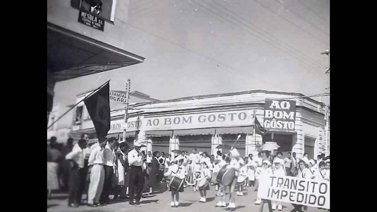 Desfile na Avenida Dona Gertrudes — outro registro